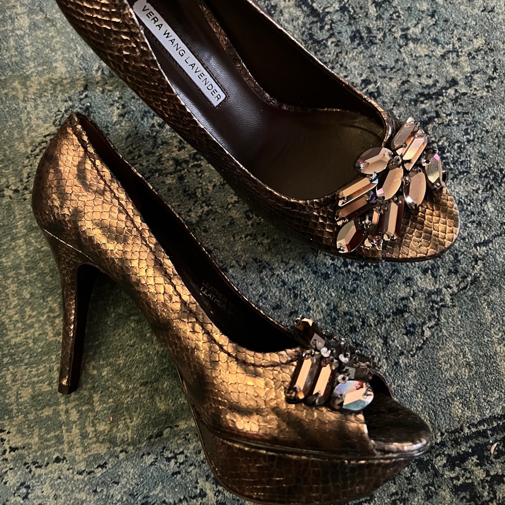 these Vera Wang r astonishing, almost too fabulous gold 4” heels worn once